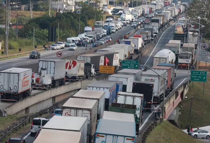 Mais de 700 caminhões estão parados na fronteira do Brasil com a Venezuela