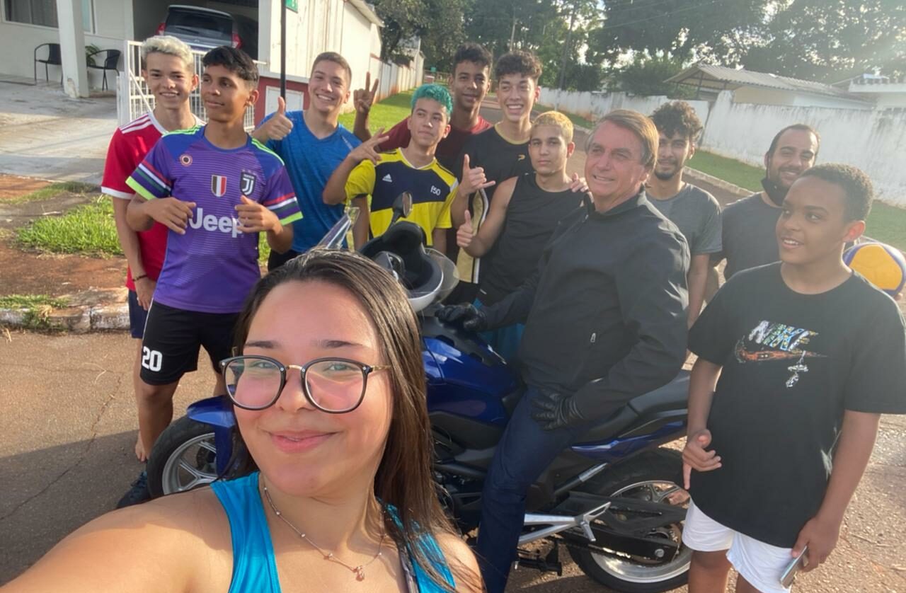 Bolsonaro passeia de moto pelas ruas de Brasília