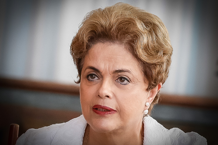 Ex-presidenta Dilma Rousseff é clicada só de biquíni em praia do Rio, VEJA