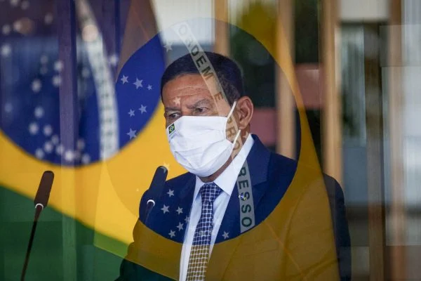 Mourão chama de “ataque à democracia” decisão do STF sobre Silveira