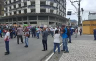 Agentes de saúde fecham rua no centro de Maceió