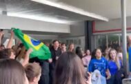 Diretor de Colégio em Curitiba avisou que quem fosse de verde e amarelo para escola seria suspenso; Todos os alunos foram, cantaram o hino e ainda protestaram contra Lula, veja vídeos