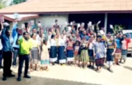 Bíblias são doadas para cristãos no Laos, na Ásia