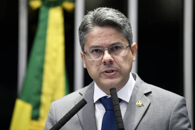 Urgente: Senador Alessandro Vieira sinaliza voto a Rogério Marinho e deixa Alcolumbre nas “cordas”