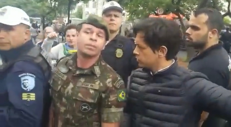 Urgente: Exército intervém a favor de manifestantes e impede que sejam retirados por guardas em BH; VEJA VÍDEO