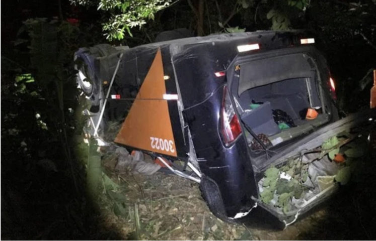 Ônibus com time de futebol capota e deixa ao menos 4 mortos
