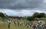 AGORA: milhares de manifestantes começam a chegar na esplanada dos ministérios em Brasília; VEJA VÍDEOS