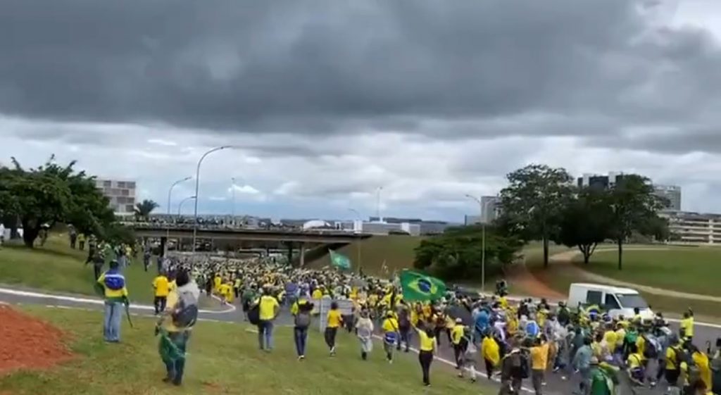 AGORA: milhares de manifestantes começam a chegar na esplanada dos ministérios em Brasília; VEJA VÍDEOS
