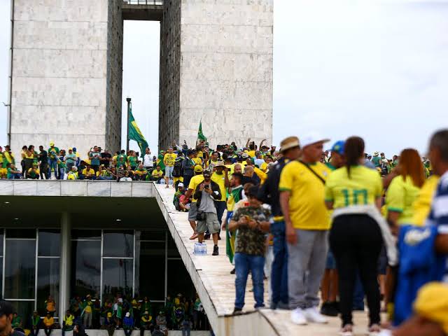 Lula queria acampamentos desfeitos e manifestantes presos dia 08/01, porém foi alertado sobre o risco; Entenda
