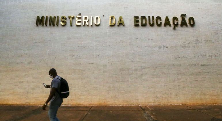 CNM recomenda que prefeitos não reajustem piso salarial de professores em 14,9% em 2023
