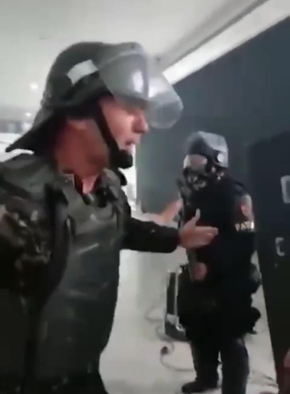 Oficial do Exército tenta conter PMs na prisão do Palácio do Planalto e é agredido por policiais, VEJA VÍDEO