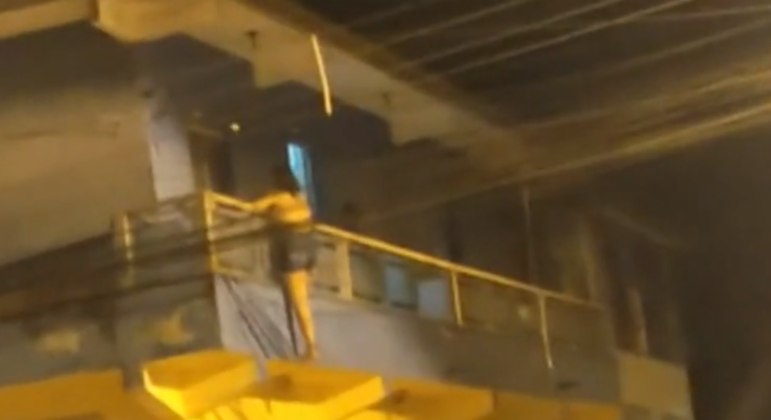 Impressionante: Homem põe fogo em casa, e mulher se joga da sacada para tentar se salvar; veja vídeo