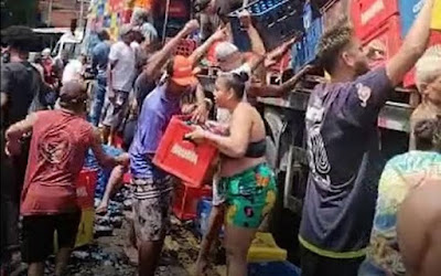 BRASIL: MULTIDÃO FAZ SAQUES EM MASSA A CÉU ABERTO NO RIO DE JANEIRO; ASSISTA