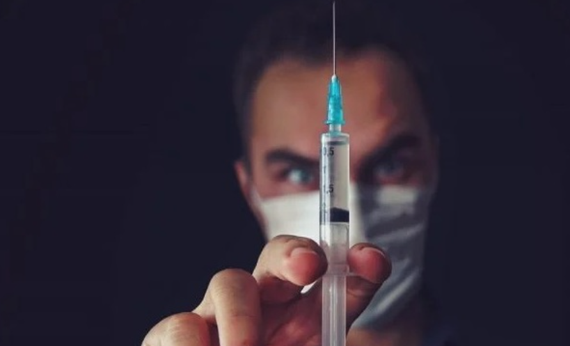 Jornal sugere ao governo Lula caçar os não vacinados