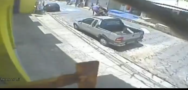 Vídeo mostra momento em que homem mata ex-mulher a tiros no Jacintinho, Maceió