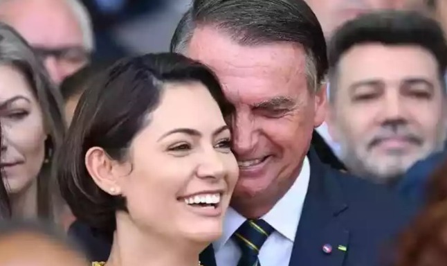 Derrubando mais uma narrativa de que o casamento estaria em crise, Michelle se declara a Bolsonaro: “Meu amor, príncipe e líder”