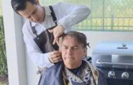 Pastor corta o cabelo de Bolsonaro e diz: “Vou deixar igual ao Neymar”; VEJA VÍDEO