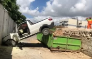 Motorista perde controle de carro, 'voa' sobre container e bate em muro em Maceió