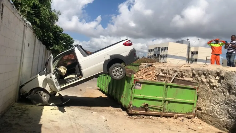 Motorista perde controle de carro, 'voa' sobre container e bate em muro em Maceió