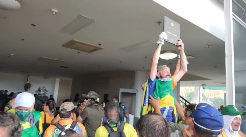 Senador culpa Alexandre de Moraes por terrorismo em Brasília