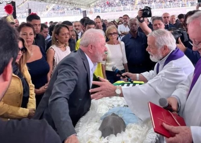 Lula não aceita ler bíblia durante velório de Pelé