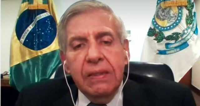 “Não desistam do Brasil”, declara general Heleno a apoiadores