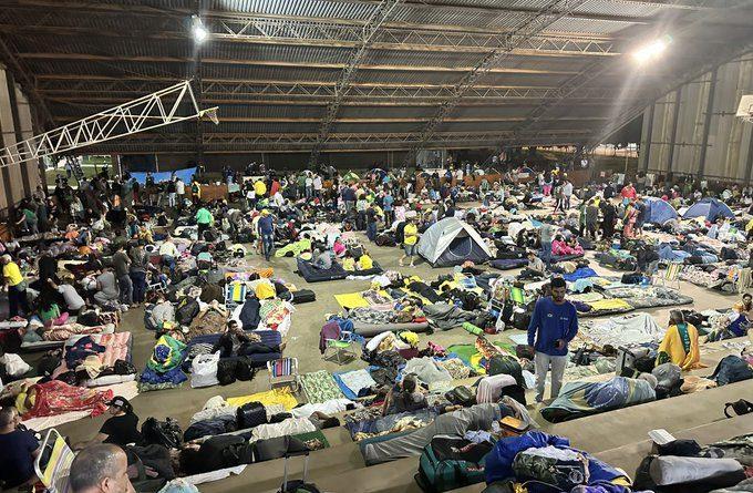 VÍDEO: Segundo relatos dos detidos no campo de concentração em Brasília é que, 4 pessoas faleceram em menos de 24 horas. Cadê os direitos humanos?