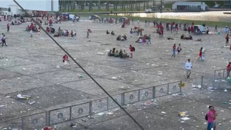 Praça dos Três Poderes vira lixão a céu aberto… apoiadores de Lula jogaram todo tipo de material no chão