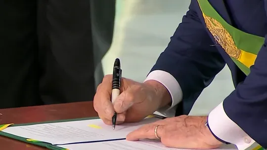 Lula assina decreto que retoma Fundo Amazônia e outras medidas ambientais