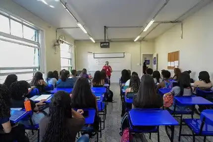 Com novo concurso previsto, SEE MG abre 53 vagas temporárias