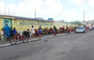 Pais de alunos dormem na porta de escola em Maceió para tentar vaga para os filhos
