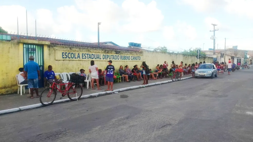Pais de alunos dormem na porta de escola em Maceió para tentar vaga para os filhos