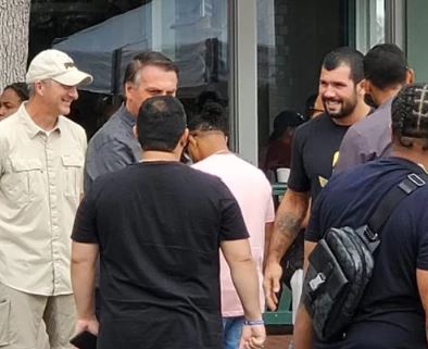 Nos EUA, Bolsonaro encontra lutador de MMA e cumprimenta apoiadores; Veja imagens