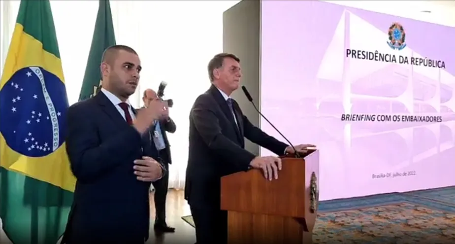 Defesa de Bolsonaro pede que STF anule multas aplicadas pelo TSE após reunião do ex-presidente com embaixadores