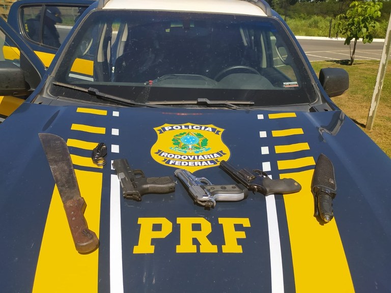 Com roupas camufladas, três homens são presos portando pistolas, revólver e farta quantidade de munição no Oeste da Bahia