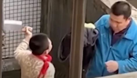 Filho viciado em jogos ameaça o pai com cutelo após ter o celular retirado; VEJA VÍDEO