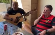 Rick da dupla Rick & Renner canta para Bolsonaro e ele se emociona; VEJA VÍDEO