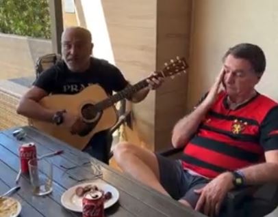 Rick da dupla Rick & Renner canta para Bolsonaro e ele se emociona; VEJA VÍDEO