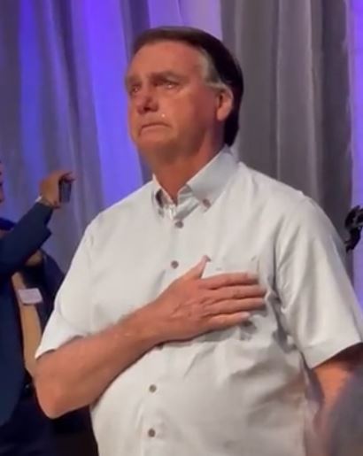 Tente não chorar: em vídeo emocionante Bolsonaro vai às lágrimas ouvindo o hino nacional do Brasil em igreja; VEJA VÍDEO