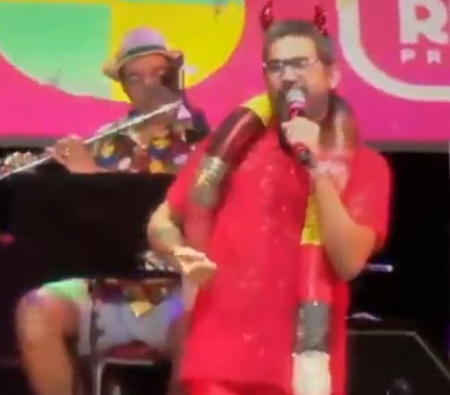 O amor venceu? Em show no Recife, banda canta música e internautas afirmam ser sátira com facada em Bolsonaro; VEJA VÍDEO