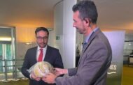 Câmara recupera bola autografada por Neymar que foi roubada durante invasão do Congresso