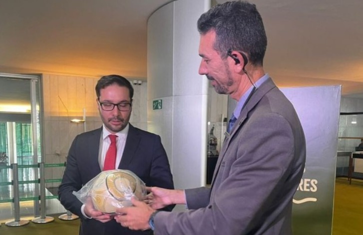 Câmara recupera bola autografada por Neymar que foi roubada durante invasão do Congresso