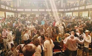 MUNDO: CULTO EVANGÉLICO OCORRE EM UNIVERSIDADE DOS EUA HÁ MAIS DE 150 HORAS SEM PARAR; ENTENDA