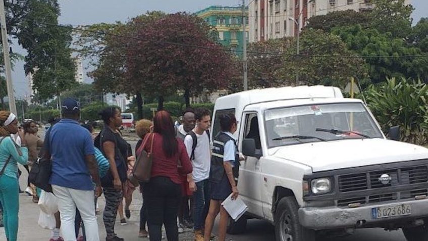 Sem ônibus, Cuba determina que carros oficiais do Estado transportem população