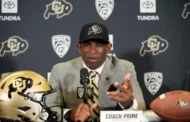Lenda da NFL é alvo de ateus por orar com time: “É técnico, não pastor”