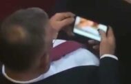 Deputado flagrado assistindo pornografia renuncia na Sérvia