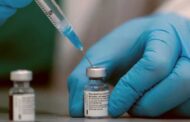 COVID: Pfizer publica la lista completa de sus efectos secundarios y recomienda cada cuánto ponerse la vacuna