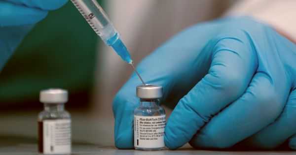 COVID: Pfizer publica la lista completa de sus efectos secundarios y recomienda cada cuánto ponerse la vacuna