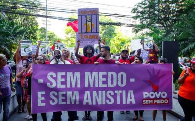 MTST faz manifestação em frente aos escritórios de Zambelli e Eduardo Bolsonaro