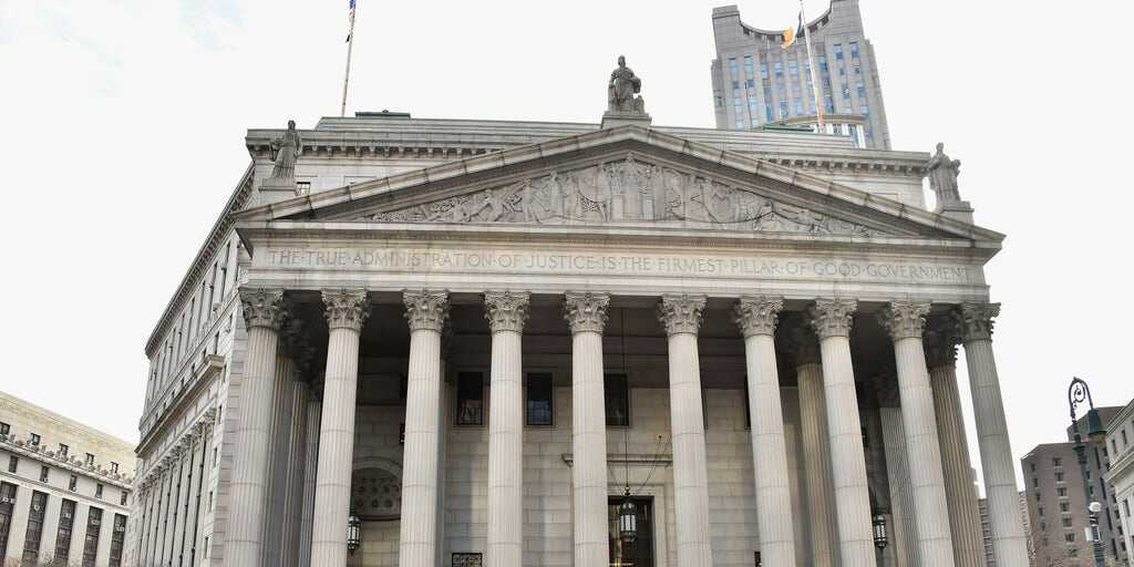 Suprema Corte de Nova York restabelece todos os funcionários demitidos por não terem sido vacinados e ordena pagamento atrasado